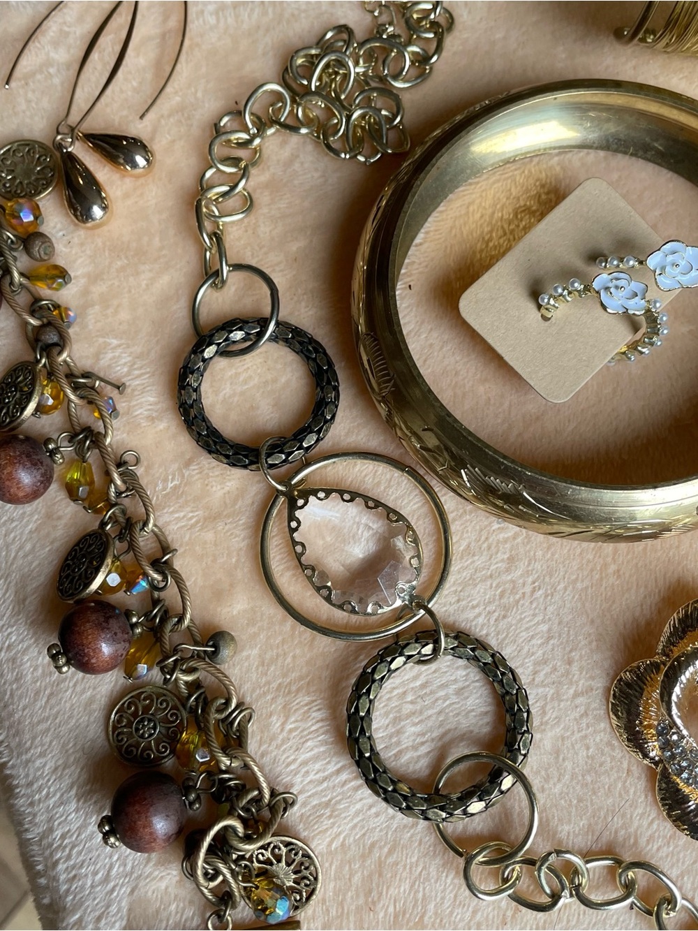 Lot of gold tone fashion jewelry and cat pouch . - Picture 11 of 16